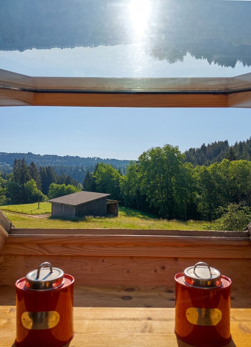 Blick aus dem Küchenfenster auf die Scheune