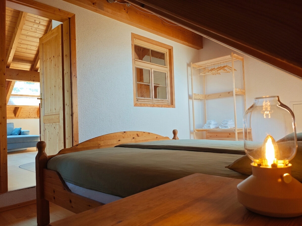 Schlafzimmer mit Doppelbett und Nachttischlampe