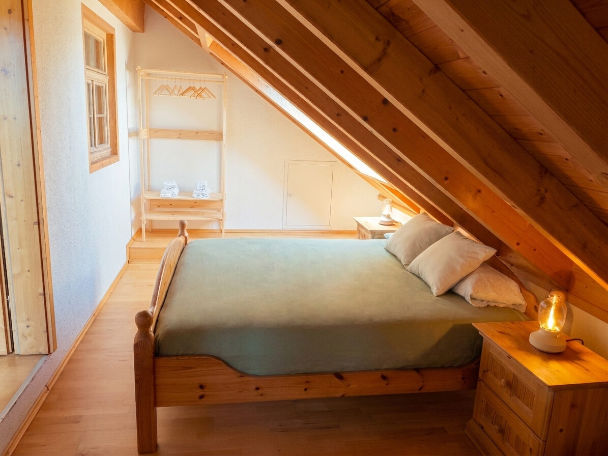 Schlafzimmer mit Doppelbett im warmen Licht