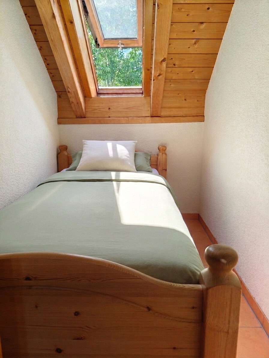 Zimmer mit Einzelbett unter der Dachschräge