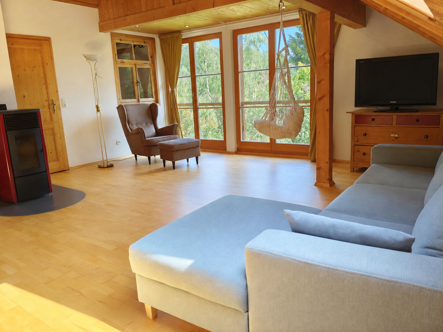 Schlafsofa im Wohnbereich mit Blick ins Grüne